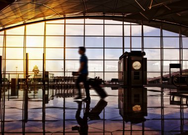 Havaalanı terminal binası. yolcuları yürüyüş