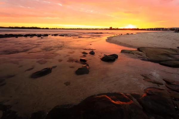 Pláž při západu slunce scenérie — Stock fotografie