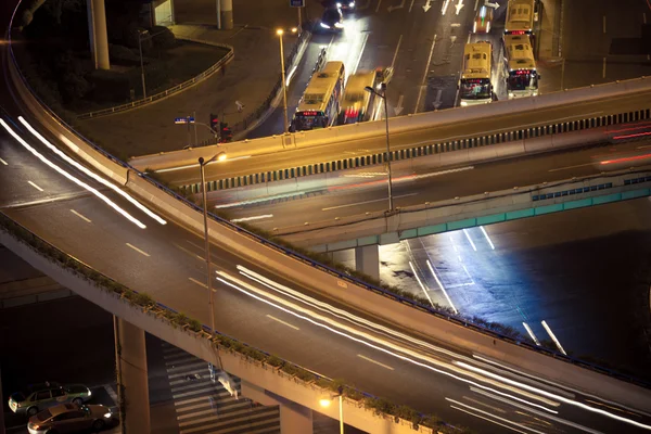 Viaduct licht paden van auto 's — Stockfoto