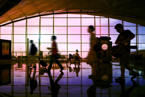 Flughafen Hongkong, Reisende zu Fuß — Stockfoto