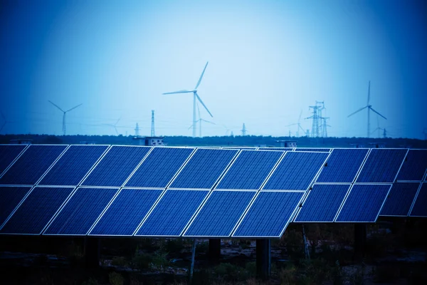 Grüne Energie - Sonnenkollektoren und Windkraftanlagen. — Stockfoto