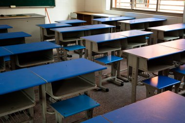 klas bureaus in nette rijen gerangschikt