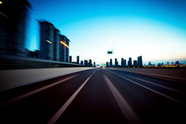 Véhicules circulant sur l'autoroute la nuit — Photo