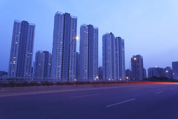 Trilhas de luz na estrada — Fotografia de Stock