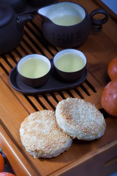 Kinesiskt te och kakor — Stockfoto