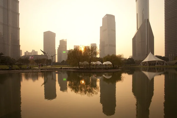 Shanghai Lujiazui Park en la escena del atardecer — Foto de Stock