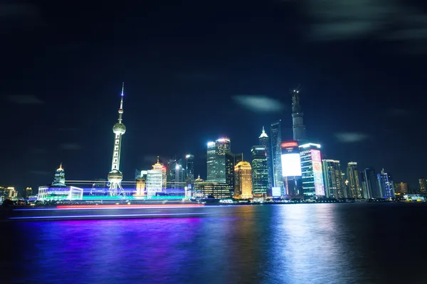 Ciudad de Shanghai skyline por la noche — Foto de Stock