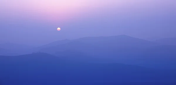 Sabah, güneş tepe — Stok fotoğraf