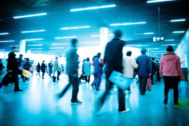 Metro koridorda yürürken yayalar
