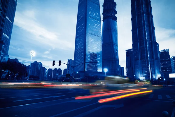 Los senderos de luz en el fondo del edificio moderno en shanghai c — Foto de Stock