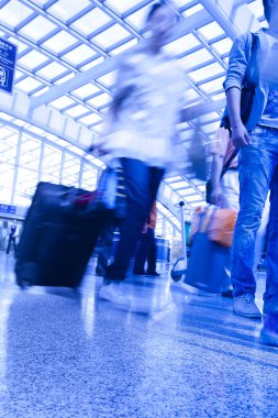 Pekin Uluslararası Havaalanı'nda yolcu yürüyüş