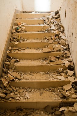 terk edilmiş binada