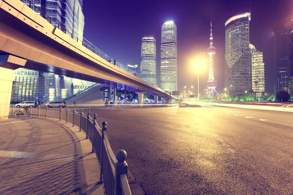 Noc, Šanghaj pudong světlé stezky — Stock fotografie