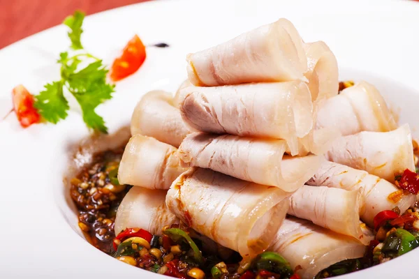 Вкусное китайское блюдо из ломтиков свинины — стоковое фото