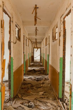 terk edilmiş binada