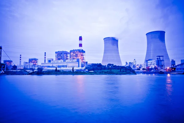 Centrale électrique la nuit — Photo