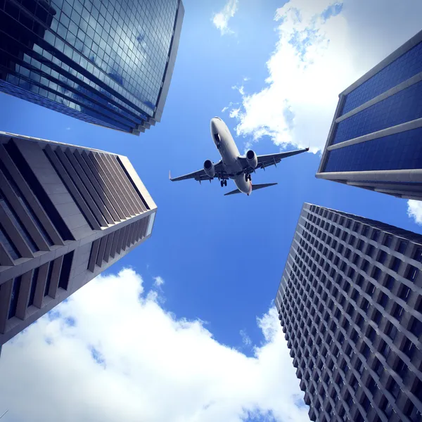 Edificios urbanos modernos y aviones en Brisbane — Foto de Stock