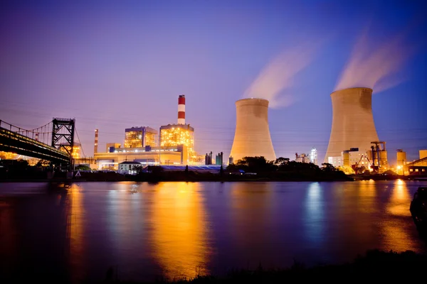 Nacht uitzicht op industriële installaties — Stockfoto