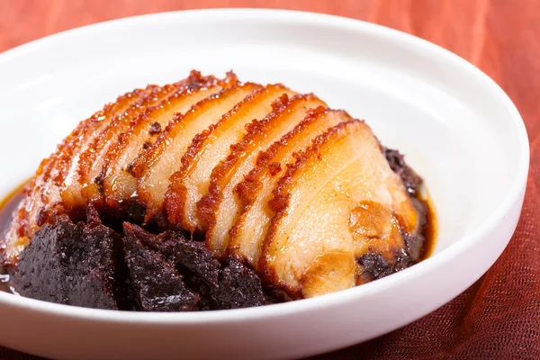 Китайская еда свинина на пару с рисовой мукой — стоковое фото