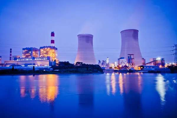 De weergave van de industriële gebouwen bij nacht — Stockfoto