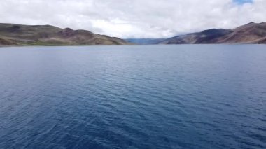 Yamdrok Gölü 'nün, Tibet' in, Çin 'in, güzel gölün hava görüntüleri.