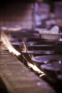 ateş üzerinde tava