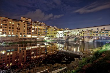 nehir boyunca evleri