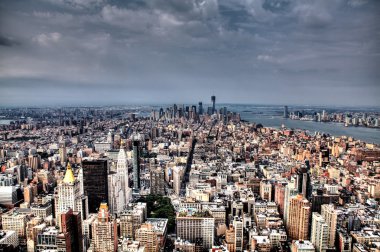 Manhattan'ın aşağı bakıyor