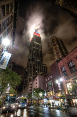Geceleri Empire State Binası 'na bakıyorum.