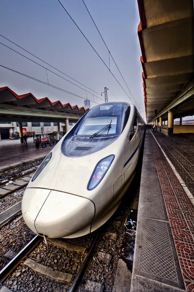 Moderne snelste trein op het platform — Stockfoto