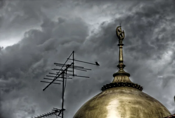 The dome against a gray sky — Stock Photo, Image