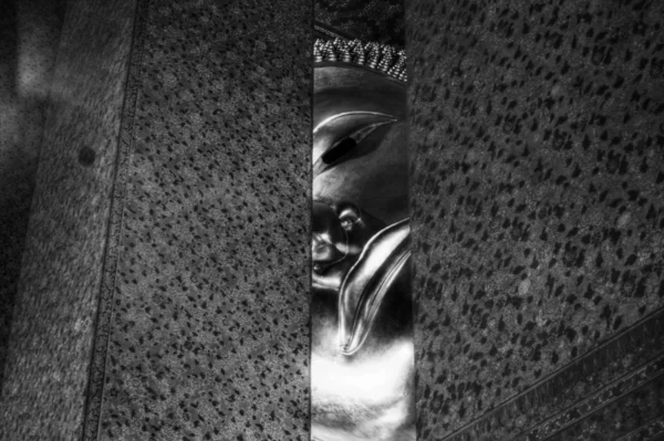 Buddha statue behind the wall — Stock Photo, Image