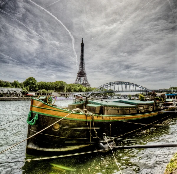 Fluss in Paris am Eiffelturm — Stockfoto