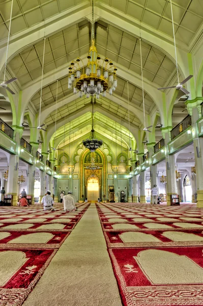 Мусульмане молятся в храме — стоковое фото
