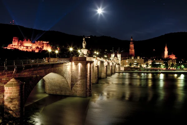 Oude brug over de rivier in een Europese stad — Stockfoto