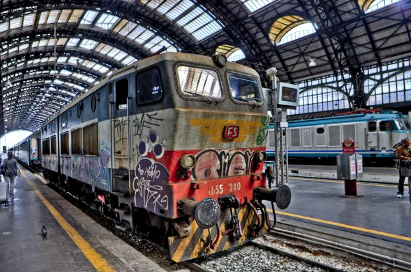 Train at railway station — Stock Photo, Image