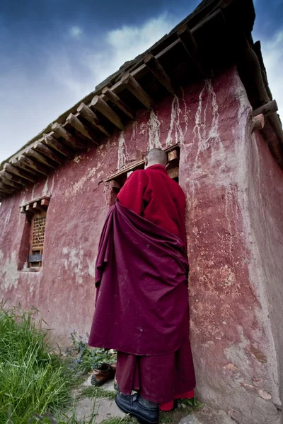 Monk in sin hydda — Stockfoto