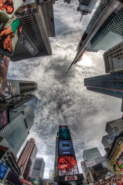 Levant les yeux, Times Square la nuit, New York — Photo