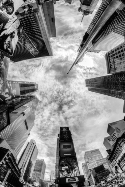 Κοιτώντας ψηλά, φορές πλατεία, πόλη της Νέας Υόρκης, ΗΠΑ, μαύρο και άσπρο Εικόνα Αρχείου