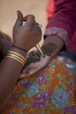 bir-in belgili tanımlık Hindistan kapı dışında birçok mehndi hawkers
