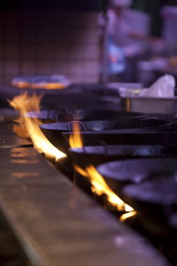 ateş üzerinde tava