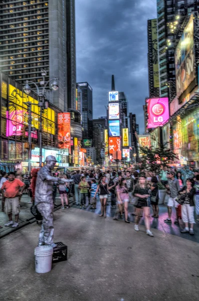 Straßenperformance auf dem überfüllten Times Square in New York, USA — Stockfoto