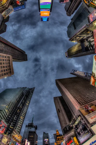 Mirando hacia arriba, Times Square por la noche, Nueva York, Estados Unidos — Foto de Stock