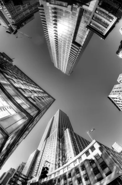 Looking up, Times Square, New York, États-Unis, noir et blanc — Photo