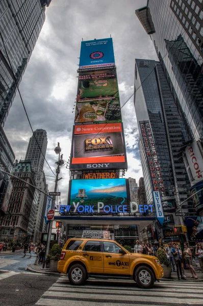 Taxi w pobliżu new york policji w Nowym Jorku — Zdjęcie stockowe