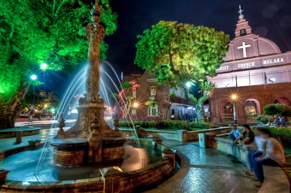 Una vista nocturna de la Iglesia de Cristo y la Plaza Holandesa en Malaca, Malasia —  Fotos de Stock