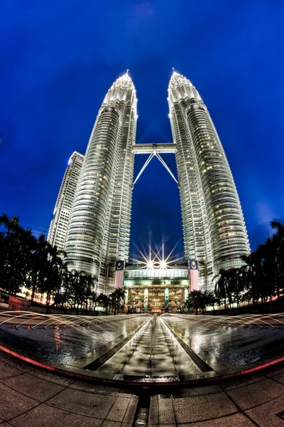 Petronas ikertornyok éjjel - Kuala Lumpur, Malajzia — Stock Fotó