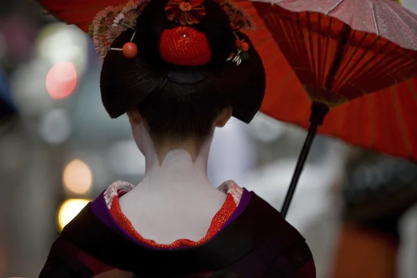 Geiko met paraplu in kyoto, japan — Stockfoto