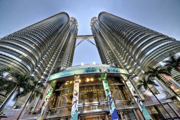 De petronas towers, hoogste gebouwen in Maleisië — Stockfoto