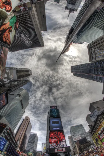 Patrząc w górę, times square w noc, new york city, Stany Zjednoczone Ameryki — Zdjęcie stockowe